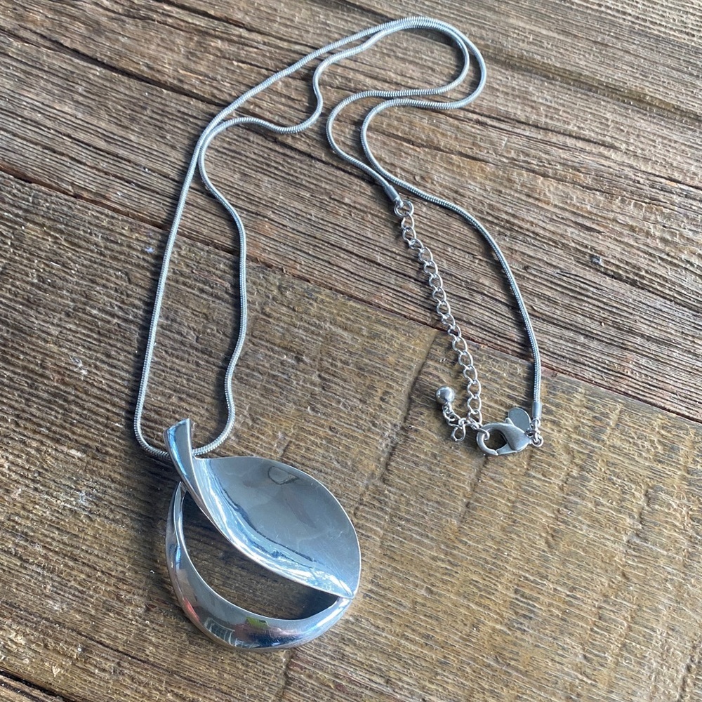 Chico’s modern leaf pendant necklace silver tone LONG boho artsy contemporary